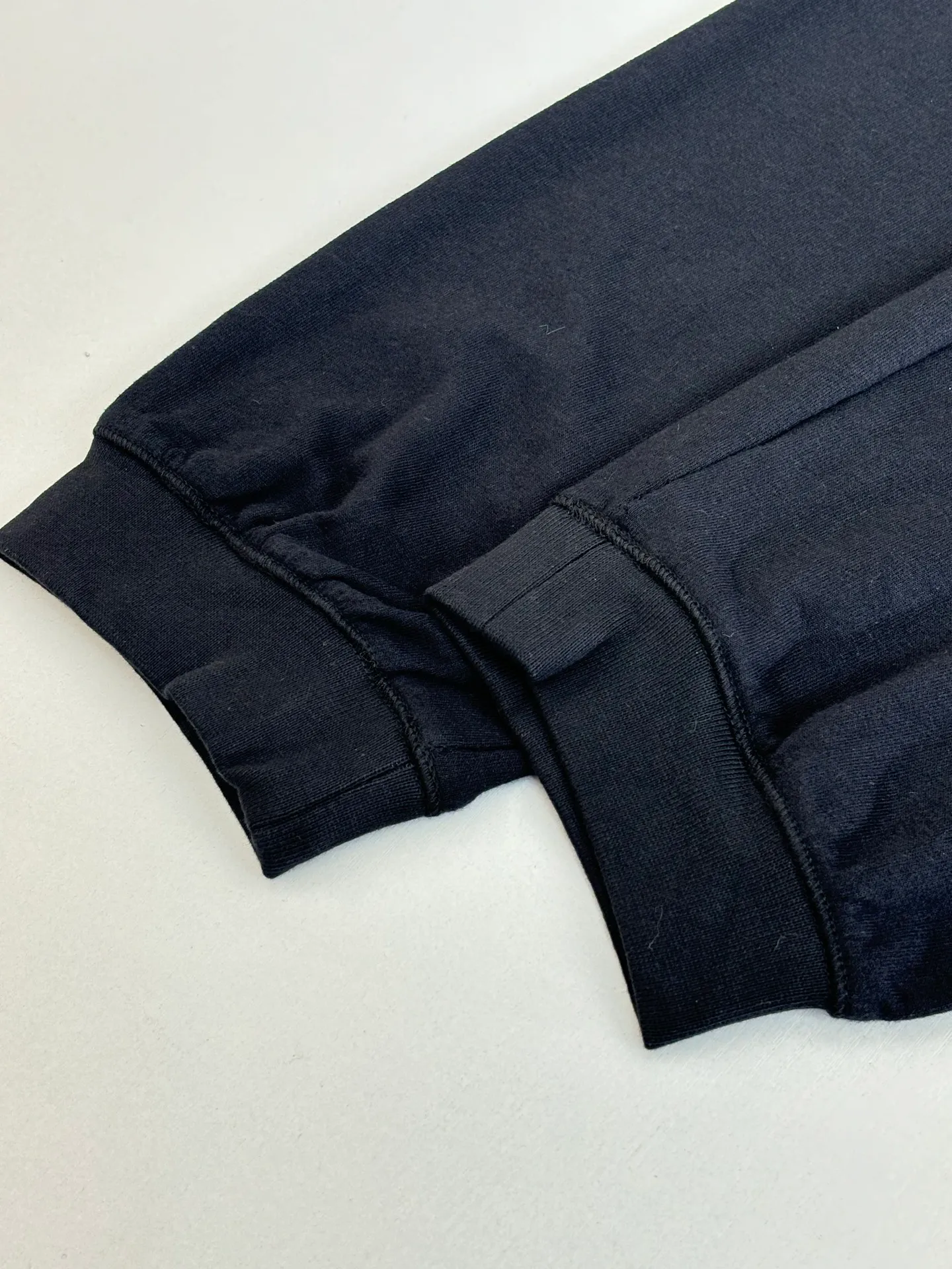 P410 STONE ISLAN*/Stone Island 25FW new organic cotton elastic waist brushed plus velvet sweatpants. Elastic waistband, equipped with invisible drawstring, easy to adjust the size of the pants. Standing hand pockets and back snap patch pocket design. There is a removable ST green badge on the outer seam. The trouser legs are elastic cuffs. The loose fit is nice and casual, and the fabric is comfortable and soft.  Size：S/M/L/XL